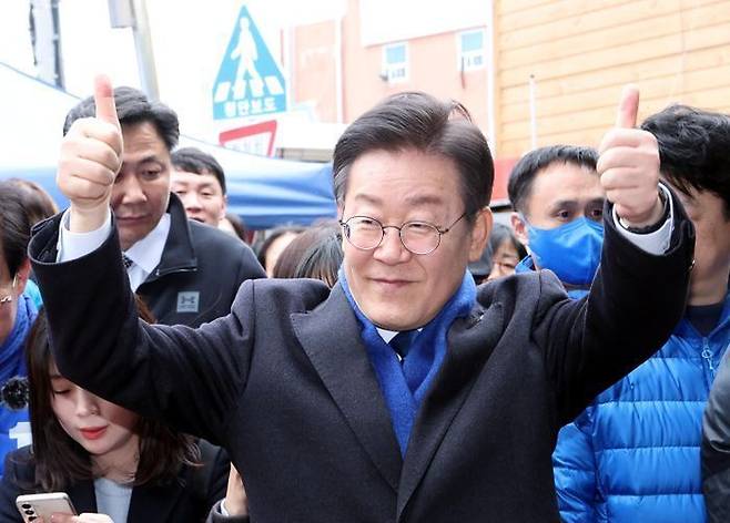 이재명 더불어민주당 대표가 11일 오후 충남 홍성군 홍성시장을 방문해 양승조 더불어민주당 예비후보와 함께 시민들에게 인사하고 있다. ⓒ뉴시스