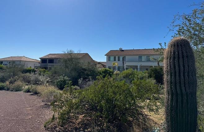 티에스엠시(TSMC) 애리조나 팹이 들어설 피닉스 북부 외곽에 새로운 주택단지들이 건설되고 있다. 사진은 애리조나 팹 인근 앰버힐스 주택가.