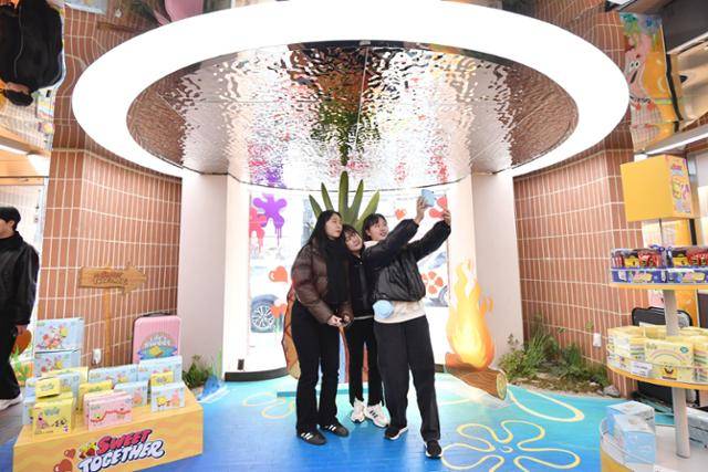 2월 27일 서울 성수동 연무장길에 있는 팝업스토어 전용 편의점 GS25 도어투성수점에서 방문객들이 사진을 찍고 있는 모습. 김예원 인턴기자