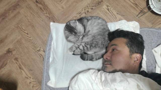 상욱 씨 옆에서 잠자리를 준비하는 일라. 덕분에 숨소리가 조금만 이상해져도 바로 알아차릴 수 있다고 한다. 일라 보호자 이상욱, 박미정 씨 부부 제공