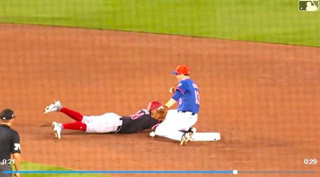 메이저리그가 올 시즌부터 의도적으로 베이스 앞을 무릎이나 발로 막는 행위를 주루 방해로 판단하겠다고 밝혔다. 지난 8일 첫 케이스로 적용된 장면. 메츠의 2루수 조이 웬델이 주자의 손이 들어올 공간을 완전히 차단하고 있다. MLB.com 캡처