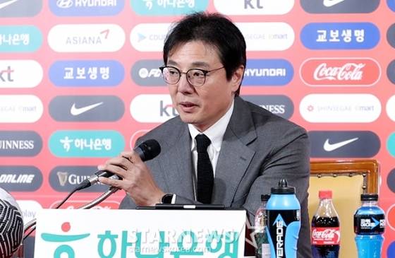 황선홍 대표팀 감독이 11일 오전 서울 종로구 축구회관에서 A대표팀 및 올림픽대표팀 소집관련 명단발표 기자회견을 가졌다. 황선홍 감독이 기자들의 질문에 답하고 있다. 지난달 대한축구협회 전력강화위원회애 의해 임시 감독으로 선임된 황선홍 23세 이하(U-23) 대표팀 감독은 오는 21일과 26일 열리는 A대표팀의 26북중미 월드컵 아시아 2차 예선 태국과 2연전을 이끈다. / 김진경 기자