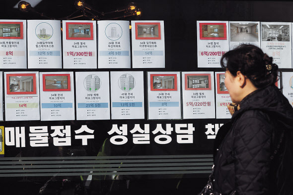 1일 서울의 한 부동산 중개업소에 게시돼 있는 매물들을 한 주민이 보고 있다. [연합]