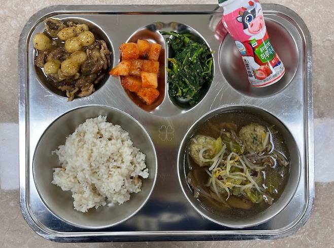 한 이모가 초등학교 1학년의 조카의 급식 사진을 공개하며 매운 음식에 대한 불만을 제기했다가 되레 네티즌들으로부터 핀잔을 들었다. /온라인 커뮤니티