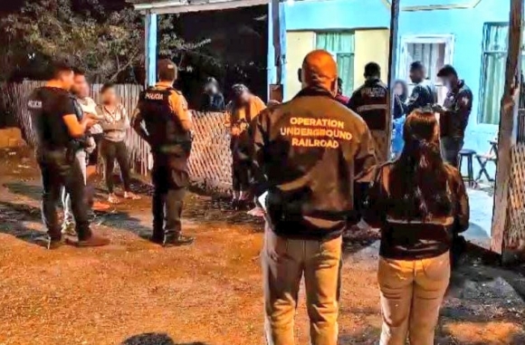 사진=에콰도르 경찰이 디지털 성범죄 용의자 검거작전을 벌이고 있다. 출처=에콰도르 경찰