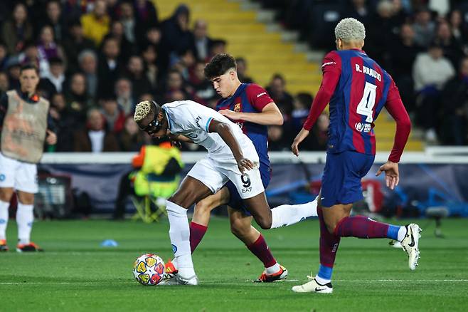 빅터 오시멘을 막는 파우 쿠바르시. Getty Images