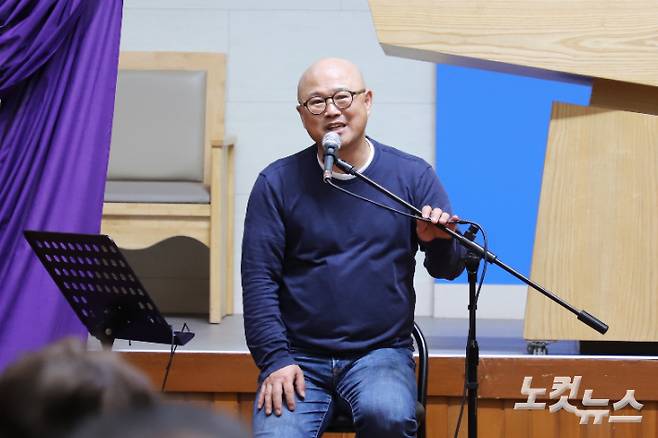 찬양사역자 장종택 목사(사진)의 '추억소환 콘서트'가 14일 흥해중앙교회에서 열렸다. 유상원 아나운서