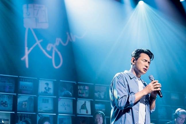 배우 황정민이 학전의 마지막 콘서트 무대에 올라 김민기 대표의 ‘작은 연못’을 부르고 있다. HK엔터프로 제공