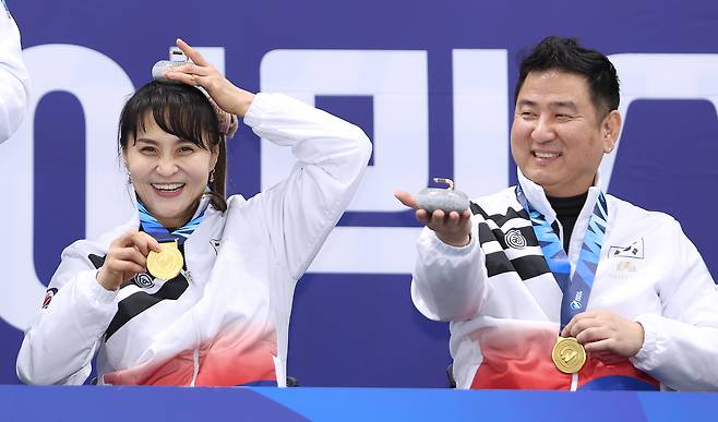 16일 강릉컬링센터에서 열린 2024 세계휠체어믹스더블컬링선수권대회 시상식에서 조민경(왼쪽)과 정태영이 우승트로피를 들고 기뻐하고 있다. (대한장애인체육회 제공)