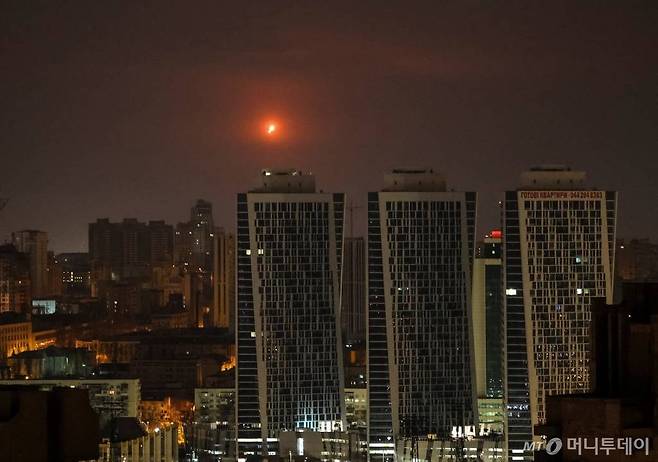 (키이우 로이터=뉴스1) 박재하 기자 = 15일(현지시간) 우크라이나 수도 키이우에서 러시아군의 드론이 격추되고 있다. 2024.03.15/ ⓒ 로이터=뉴스1 Copyright (C) 뉴스1. All rights reserved. 무단 전재 및 재배포, AI학습 이용 금지. /사진=(키이우 로이터=뉴스1) 박재하 기자