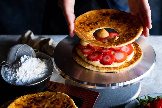 일본의 밀푀유 파이 전문점 '가리게트'의 제작 과정 샷. 가리게트는 20대 소비자들에게 가장 인기가 많은 매장 중 하나로 집계됐다. 신세계백화점 제공