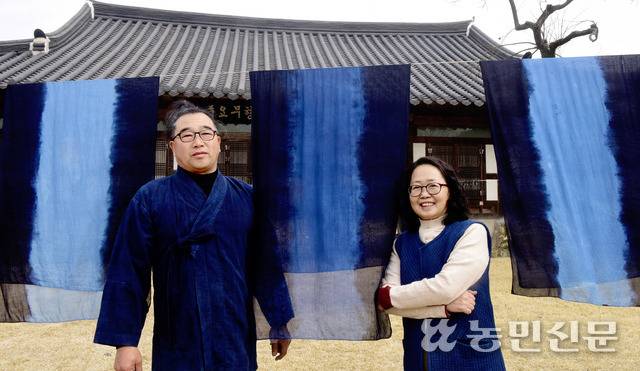 쪽빛은 주로 푸른색을 말하지만 전통 방식으로 낸 쪽빛은 더욱 깊고 짙은 빛깔을 낸다. 사진은 명하쪽빛마을에서 5대째 쪽 염색을 이어온 윤대중 쪽 염색 전승교육사(왼쪽)와 최경자 명하쪽빛마을 부위원장(오른쪽).