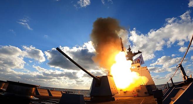 해군 구축함 강감찬함에서 지난해 12월 1일 SM-2 함대공미사일을 발사하고 있다. 해군 제공