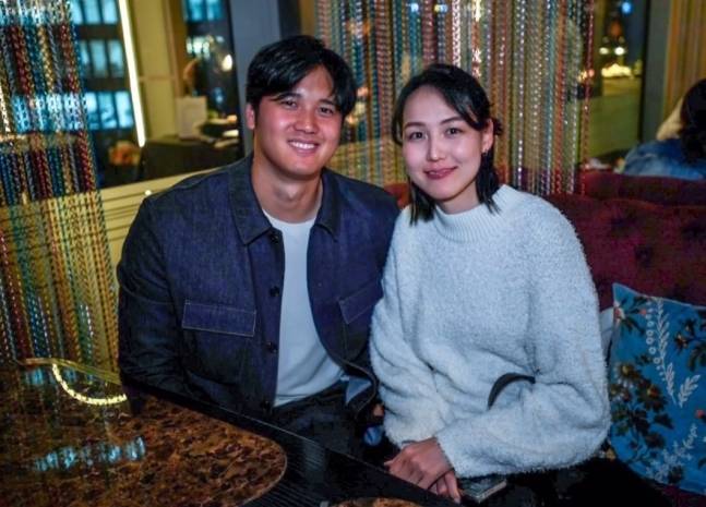 16일 LA다저스 전속 카메라맨은 오타니 쇼헤이 부부가 서울로 오는 비행기에서 찍은 사진을 공개했다. LA 다저스 전속 카메라맨 수후 소셜미디어 캡처