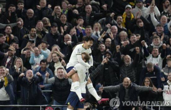 손흥민과 케인이 축구통계매체 '후스코어드닷컴' 선정 지난주 유럽 5대 빅리그 베스트11에 나란히 공격수 투톱으로 이름을 올렸다. 손흥민은 프리미어리그 토트넘에서 1골 2도움을 기록했다. 케인은 분데스리가에서 3골 1어시스트를 뽑아냈다. 둘은 토트넘 시절 골과 도움을 주고받으며 47골을 기록한 영혼의 콤비다. 연합뉴스