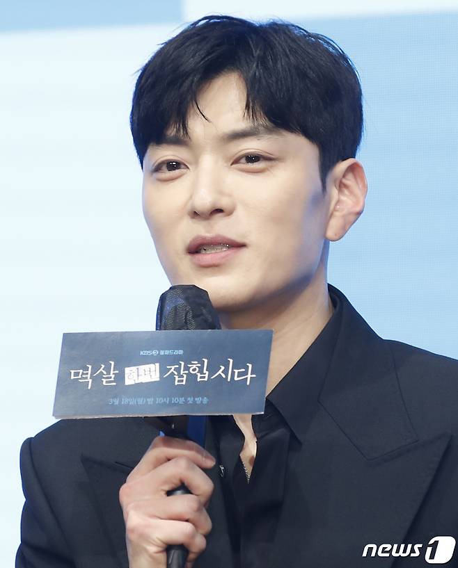 배우 장승조가 18일 서울 구로구 더세인트에서 열린 KBS 2TV 새 월화드라마 '멱살 한번 잡힙시다' 제작발표회에서 인사말을 하고 있다. ‘멱살 한번 잡힙시다’는 나쁜 놈들 멱살 잡는 기자(김하늘 분)와 나쁜 놈들 수갑 채우는 강력팀 형사(연우진 분)가 연이어 터진 살인사건을 함께 추적하며 거대한 소용돌이에 빠지는 멜로 추적 스릴러이다. 2024.3.18/뉴스1 ⓒ News1 권현진 기자