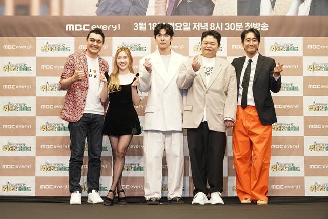 MBC 에브리원 예능프로그램 '위대한 가이드' 제작발표회가 18일 서울 상암 스탠포드 호텔 그랜드 볼룸홀에서 열렸다. 현장에 참석한 피터 빈트 효정 이시우 고규필 신현준(왼쪽부터)가 포즈를 취하고 있다. /MBC 에브리원