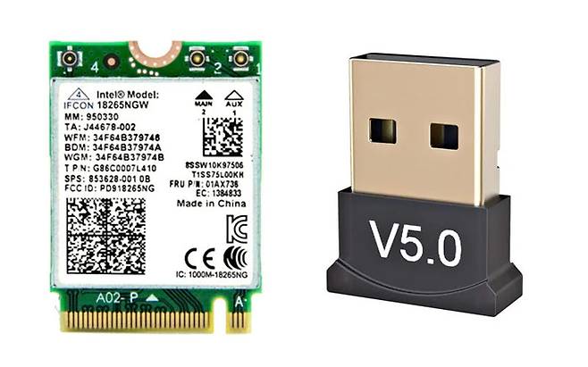 블루투스를 지원하는 무선 랜카드(왼쪽)와 USB 블루투스 동글(오른쪽)
