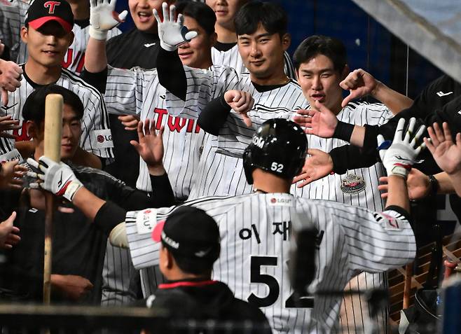 한국에서 사상 최초로 열리는 미국프로야구 메이저리그(MLB) 정규시즌 개막전을 앞두고 18일 오후 서울 고척스카이돔에서 샌디에이고 파드리스와 LG 트윈스가 스페셜매치를 펼쳤다. LG 이재원이 9회말 고우석을 상대로 투런포를 날린뒤 더그아웃에서 동료들과 기뻐하고있다. 고척돔=정시종 기자