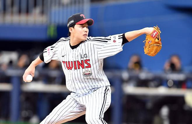 18일 서울 고척스카이돔에서 열린 ‘메이저리그 월드투어 서울 시리즈 2024’ 샌디에이고 파드리스와 LG 트윈스의 경기. LG 선발 임찬규가 역투하고 있다.