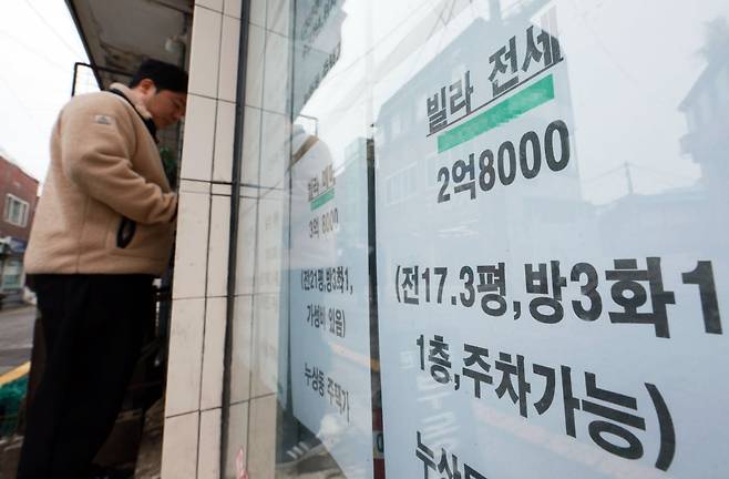 한 부동산 중개업소에 전세 매물 안내문이 붙어 있다. 사진=연합뉴스