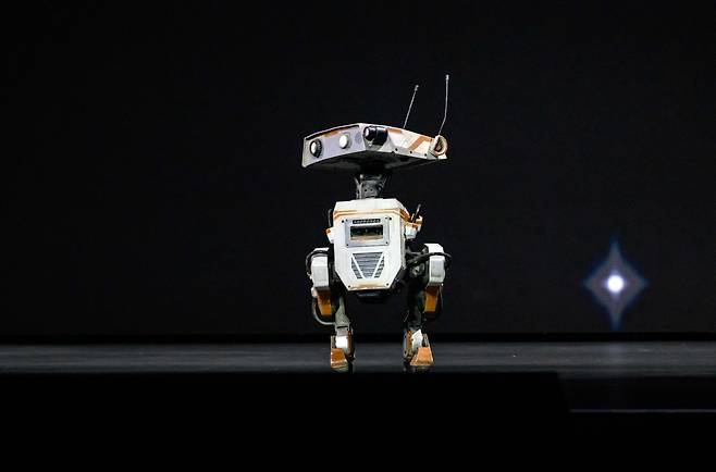 18일(현지 시각) 미국 새너제이에서 열린 GTC 2024에서 깜짝 등장한 로봇 '오렌지'./AFP 연합뉴스