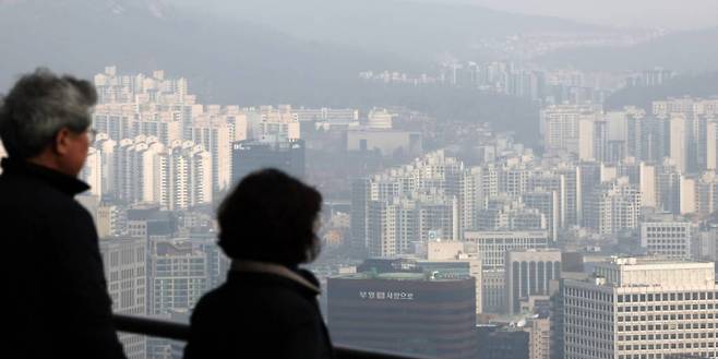 국토부가 발표한 올해 공시가격(안)의 전국 평균이 전년대비 1.52% 상승한 것으로 조사됐다. 사진은 서울시내 한 아파트 밀집 지역. /사진=뉴시스