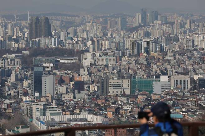 국토교통부가 오는 2025년부터 공시가격 현실화 계획을 폐지해 각종 세부담을 낮추는 방안을 추진한다. 지난 2020년 도입된 '부동산 공시가격 현실화 계획' 탓에 공동주택 가격이 통상 연 3% 수준에서 18%로 과도하게 올랐다는 것이 정부의 주장이다./사진=뉴시스