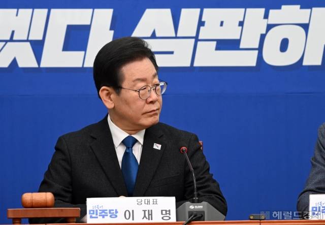 이재명 더불어민주당 대표가 11일 오전 서울 여의도 국회에서 열린 최고위원회의에 참석해 홍익표 원내대표의 발언을 듣고 있다. 이상섭 기자