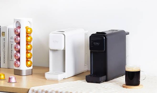 동서식품의 신규 캡슐커피 머신 '카누 바리스타 페블'/사진제공=동서식품