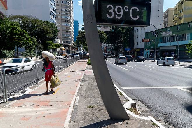 3월 17일 브라질 상파울루 시내의 거리 온도계가 섭씨 39도를 가리키고 있다. /AFP 연합뉴스