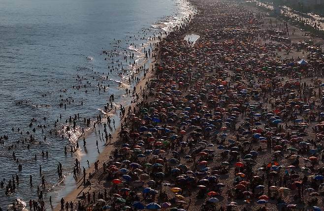 3월 17일 (현지 시각) 폭염이 닥친 브라질 리우데자네이루의 이파네마 해변에 수많은 사람이 몰려 더위를 식히고 있다. /EPA 연합뉴스