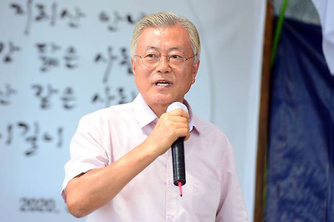 문재인 전 대통령이 지난 8일 전남 구례군에서 열린 '섬진강 수해 극복 3주년 생명 위령제'에 참석해 인사말을 하고 있다. /뉴스1