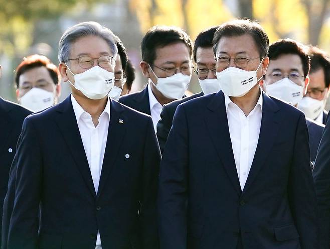 문재인 대통령이 지난 14일 오후 세종시 정부세종컨벤션센터에서 열린 '균형발전 성과와 초광역협력 지원전략 보고'행사를 마치고 기념사진 촬영을 위해 이재명 경기도지사 등 참석자들과 대통령 기록관으로 이동하고 있다./연합뉴스