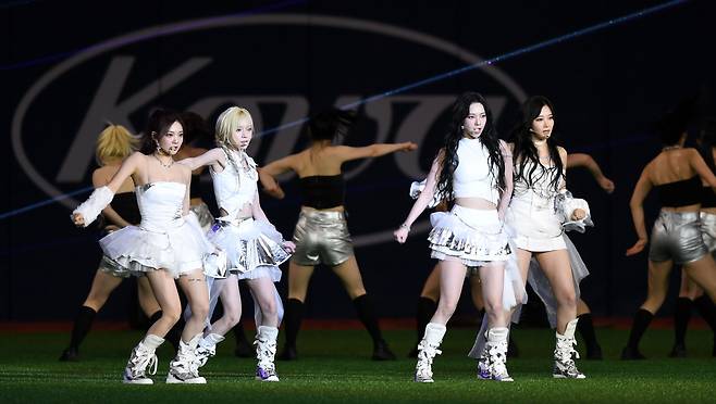 걸그룹 에스파가 20일 고척 스카이돔에서 열린 MLB 서울시리즈 LA 다저스와 SD 파드리스와 경기에 앞서 축하공연을 하고 있다. /스포츠조선