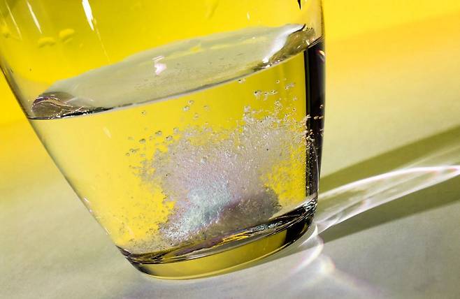 발포 비타민을 물에 타 먹지 않고 그냥 삼켜 먹으면 구강, 식도, 위 분에서 가스가 차는 듯한 불편함을 느낄 수 있다./사진=클립아트코리아