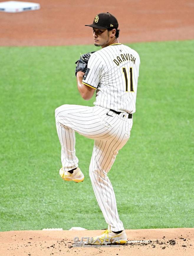 메이저리그(MLB) 정규시즌 개막전인 LA 다저스와 샌디에이고 파드리스 경기가 20일 오후 서울 고척스카이돔에서 열렸다. 샌디에이고 선발 다르빗슈가 역투하고 있다. 고척돔=정시종 기자 /2024.03.20.
