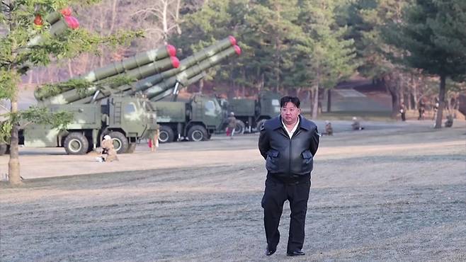 사진은 김정은 북한 국무위원장이 지난 18일 서부지구의 포병부대 사격훈련 지도 모습. 조선중앙TV 화면·연합뉴스