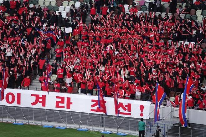 ▲ 지난달 28일 오후 북한과 일본 여자축구 2024 파리 올림픽 최종예선 경기가 치러진 일본 도쿄 국립경기장에서 재일본조선인총연합회(조총련) 계열 학생 등이 단체 응원을 하고 있다. ⓒ연합뉴스