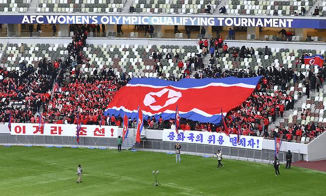 ▲지난달 28일 오후 북한과 일본 여자축구 2024 파리 올림픽 최종예선 경기가 치러진 일본 도쿄 국립경기장에서 재일본조선인총연합회(조총련) 계열 학생 등이 단체 응원을 하고 있다. ⓒ연합뉴스