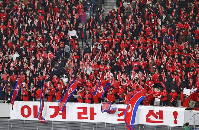 ▲지난달 28일 오후 북한과 일본 여자축구 2024 파리 올림픽 최종예선 경기가 치러진 일본 도쿄 국립경기장에서 재일본조선인총연합회(조총련) 계열 학생 등이 단체 응원을 하고 있다. ⓒ연합뉴스