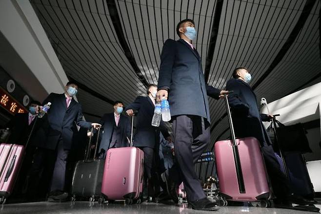 ▲ 북한 남자축구대표팀이 중국 베이징을 거쳐 일본 도쿄에 입성했다. 이들은 오는 21일 신국립경기장에서 일본과 2026 북중미 월드컵 아시아 2차 예선 3차전을 갖는다. 26일에는 평양 김일성 경기장에서 4차전으로 만난다. ⓒ연합뉴스