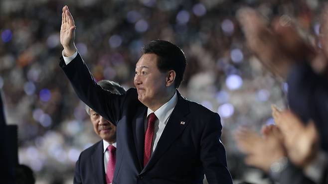 윤석열 대통령이 13일 전남 목포종합경기장에서 열린 제104회 전국체육대회 개회식에 입장하고 있다. 2023.10.13 /대통령실