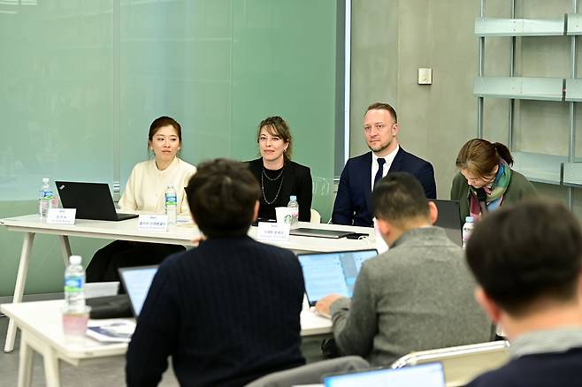 스위스 학술 출판사 MDPI의 주요 관계자들이 서울 중구 프레인글로벌에서 세미나를 열고 오픈액세스 출판 문화에 대한 논란과 기대에 대해 이야기를 나눴다. 왼쪽부터 강지숙 과학전문위원회 선임편집위원, 줄리아 스테파넬리 과학전문위원회 총괄팀장, 스테판 토체프 최고경영자(CEO)./프레인글로벌