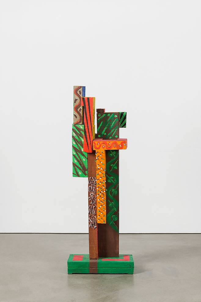 김윤신 작가의 ‘합이합일 분이분일 2019-19’. 나무 조각에 회화를 입히듯 작업한 것이 특징적인 작품으로 작가는 이를 ‘회화 조각’이라고 칭했다. 국제갤러리