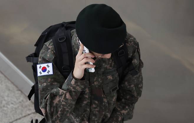 군부대를 출입하는 모두에게 '국방모바일보안앱' 설치를 강제하는 것이 과도한 기본권 침해라는 국가인권위원회 판단이 나왔다. 사진은 지난달 5일 서울역에서 통화를 하는 군인의 모습. /사진=뉴스1