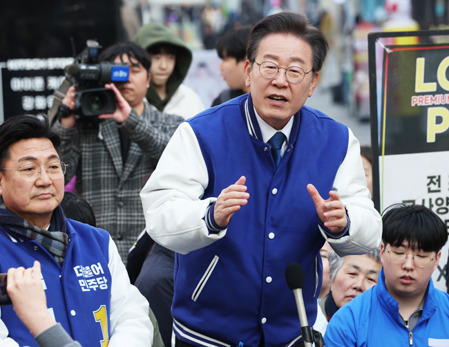 이재명 더불어민주당 대표가 19일 오후 경기 이천시 중앙로 문화의 광장에서 발언하고 있다. 연합뉴스