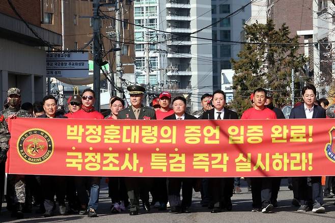 박정훈 전 수사단장(대령)이 지난 21일 서울 용산구 중앙지역군사법원에서 열리는 3차 공판에 출석하고 있다. 뉴시스