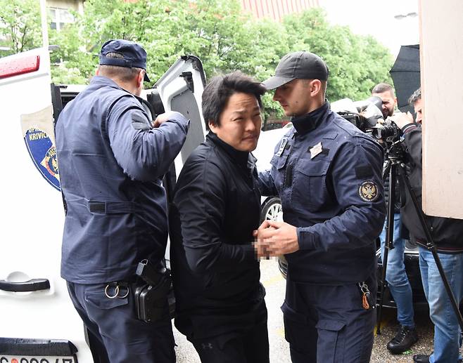'테라·루나' 폭락 사태의 핵심 인물 권도형(32) 테라폼랩스 대표가 11일(현지 시각) 몬테네그로 수도 포드고리차 지방법원으로 향하고 있다. ⓒ연합뉴스