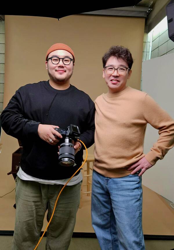 ▲ 조관우(오른쪽)의 데뷔 30주년 기념 콘서트 포스터 사진을 촬영한 유태평양. 제공|윤스토리엔터테인먼트